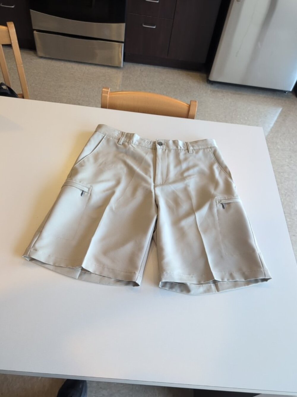 IZOD Golf Pants Mens Sz 34 Beige Shorts Golf Solid Cargo Pleated